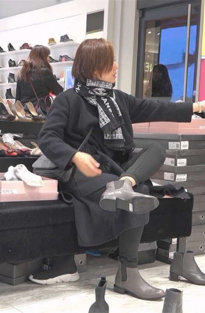 时尚韵妇，一身冬装却还脱袜给你看足底，诚意可嘉