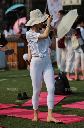 第1460篇紧身裤美女