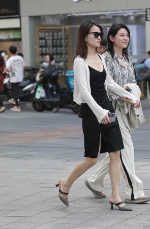 气质街拍高跟少妇