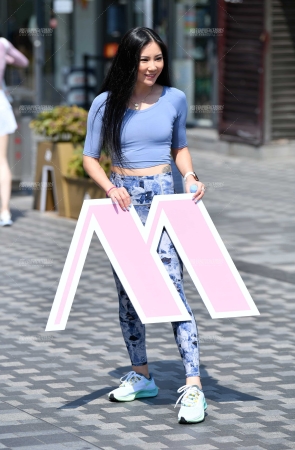 花色瑜伽裤美女