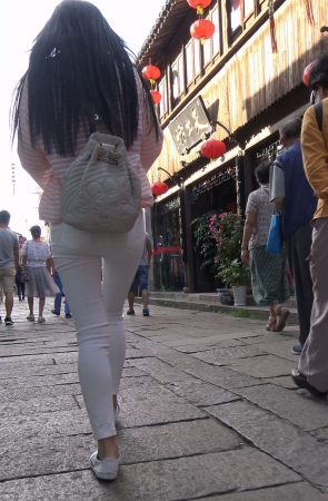 条纹T恤超紧身白裤街拍美女