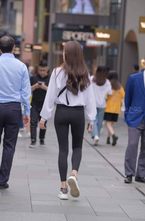 紧身瑜伽裤美眉