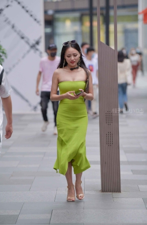 街拍抹胸长裙气质姐姐