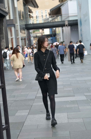 街拍黑色裙小姐姐