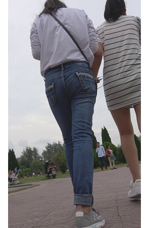 牛仔紧身妹子