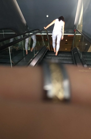 白衣灰色紧身裤