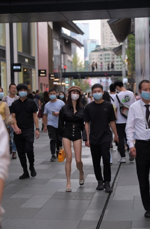 黑色牛仔热裤小姐姐