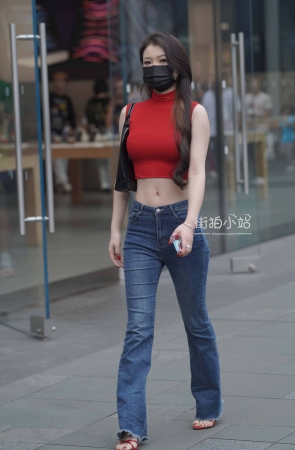 街拍红衣牛仔长裤小姐姐
