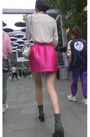 漂亮的红裙长腿美女