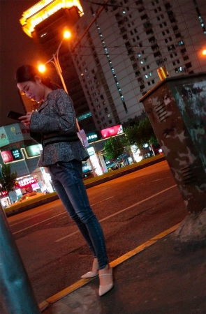 夜幕下等车的紧身蓝牛小清新