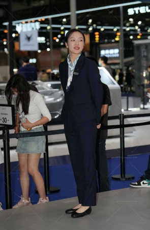 西装外套长裤的汽车导购员小姐姐