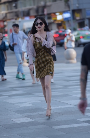 打招呼的美女