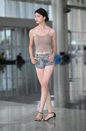 吊带背心，热裤长腿美眉