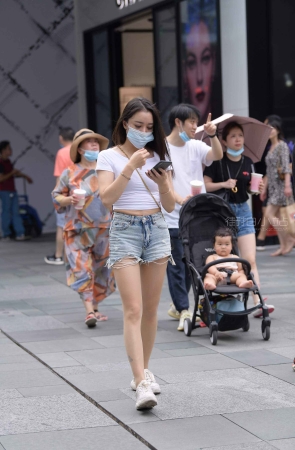 街拍紧身白T恤热牛小美女