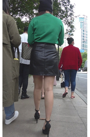 漂亮的绿衣皮裙小美女