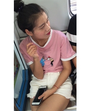 地铁偶遇白腿板鞋美眉，小脸蛋红彤彤气色红润。