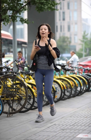 丰腴的健美裤女子