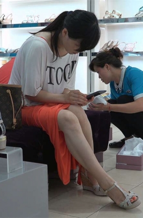 鞋柜还有啥花样？美腿少妇出大招