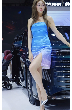 蓝裙车模美女