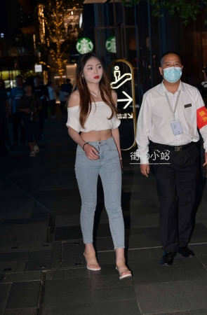 红唇牛仔裤小姐姐