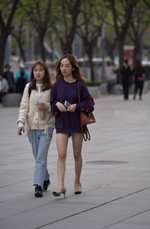 街拍灰色高跟妹子