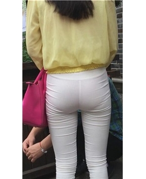 街拍紧身白裤丝滑美臀美女 [1.53 GB]