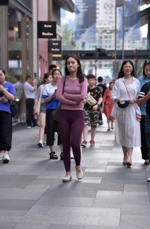 甜美的紫色瑜伽裤街拍美女