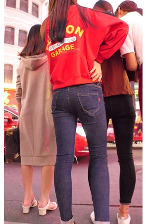 红衣牛仔裤小妹