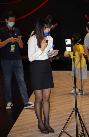 【街拍心灵】奔驰汽车主播黑丝街拍制服高跟