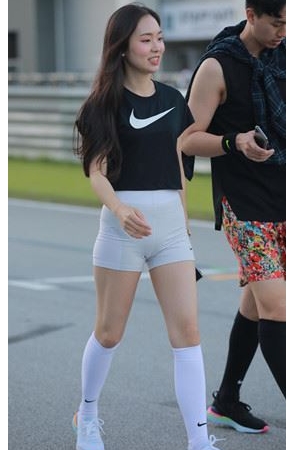 白色紧身运动短裤美女(29P)