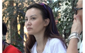 4K – 逛商场累了休息的美腿街拍美妇 [2.53 GB/MP4]