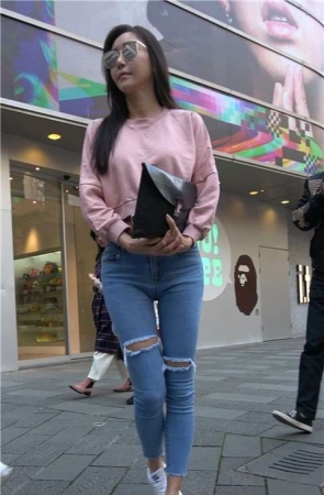 4K – 粉色衣服小姐姐穿紧身牛仔实在太美了 [976 MB]