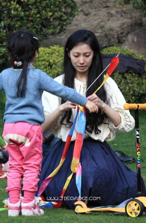 若不是孩子出镜，绝对猜不到这是一位美女辣妈