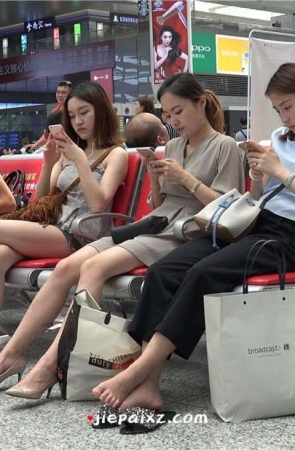 4K – 三个美女一字排开 [4.41 GB/MP4]