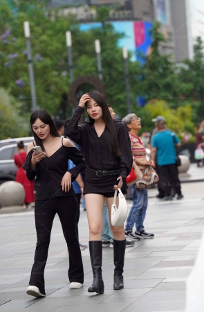 挺漂亮的长靴美腿小姐姐