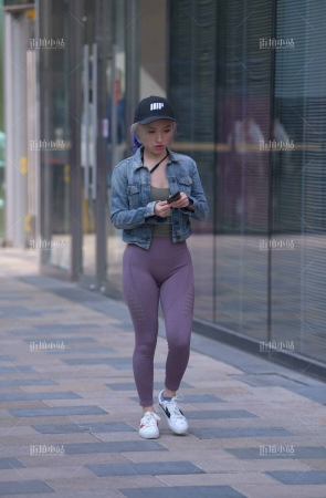 街拍紫色紧身裤妹子