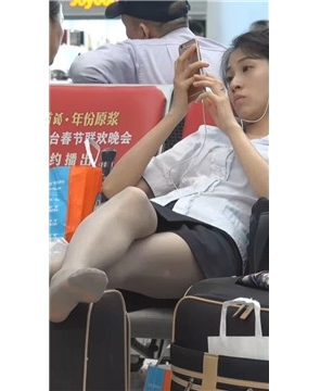高铁候车室的丝袜美足美腿白衬衫美女 [408 MB/WMV]