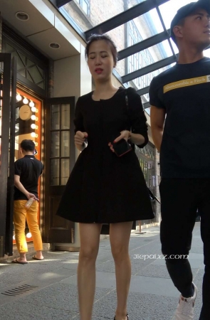4K – 街拍黑色连衣裙性感高跟美女 [1.09 GB/MP4]