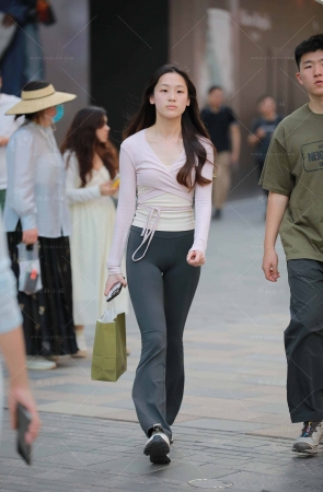 街拍瑜伽裤美眉