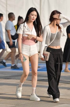 2495-11=47√紧致白热裤女生 12P