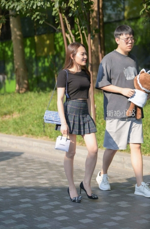 街拍超短裙美腿高跟女友