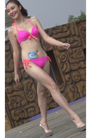 漂亮红色性感比基尼美女