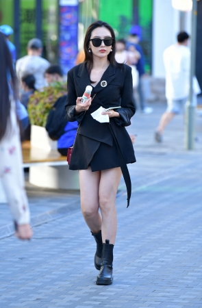 很酷的气质美女