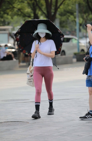 妹子捂得严严实实的，眼睛都看不到