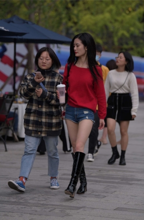 视觉冲击街拍作品 – 美腿热裤YY