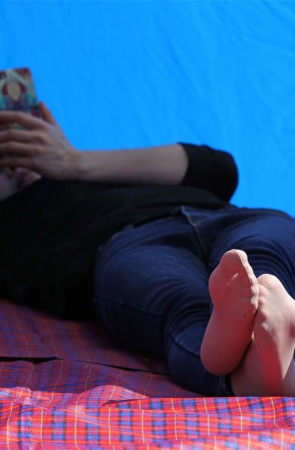 No823 远看一双丝足不安分地伸出帐蓬，近看发现是个俊俏的小媳妇