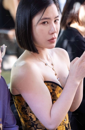 LB141-63P 上海时装周-美胸少妇拍她被发现了哈哈