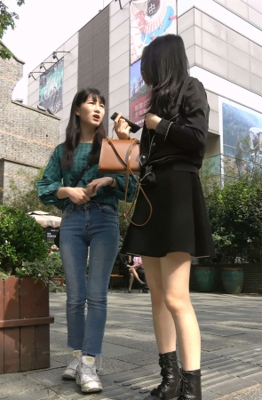 黑色连衣裙漂亮美女美腿