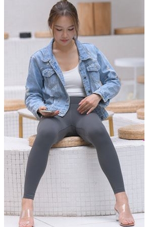 （视频）黑色紧身瑜伽裤美女