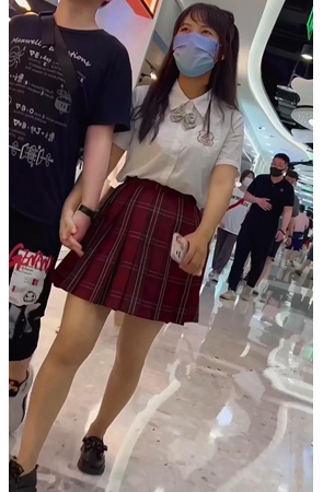 百褶裙美女